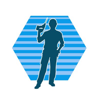 Matkap aletleri taşıyan inşaat işçisi kostümlü bir adamın silueti. İnşaat işçisi erkek silueti elektrikli matkapla hareket halinde poz veriyor. 