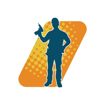 Matkap aletleri taşıyan inşaat işçisi kostümlü bir adamın silueti. İnşaat işçisi erkek silueti elektrikli matkapla hareket halinde poz veriyor. 