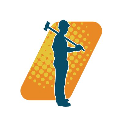 Çalışan bir işçinin silueti balyoz aletini kullanarak hareket halinde poz verir.