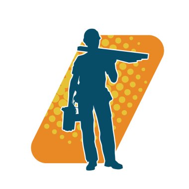 Tahta taşıyan bir inşaat işçisinin silueti..