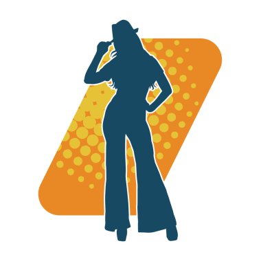 Zarif pozlardaki zarif bir kadının silueti. Dedektif kostümlü bir kadın modelin silüeti..