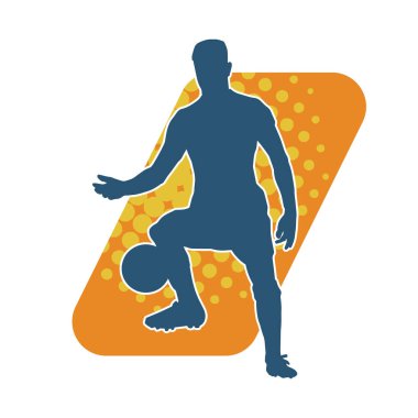 Top tekmeleyen bir erkek futbolcunun silueti. Hareket halindeki bir futbolcunun silueti.