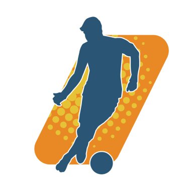 Top tekmeleyen bir erkek futbolcunun silueti. Hareket halindeki bir futbolcunun silueti.