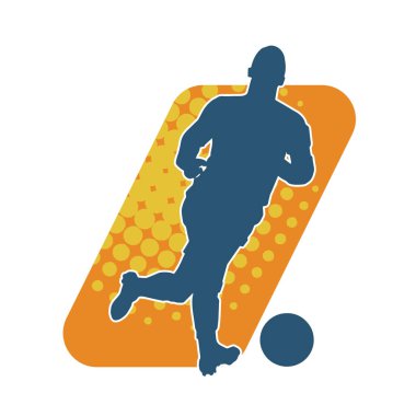 Top tekmeleyen bir erkek futbolcunun silueti. Hareket halindeki bir futbolcunun silueti.