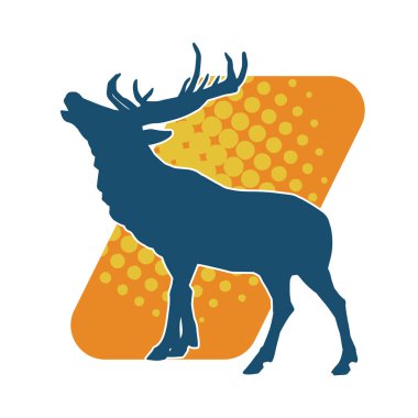 Güzel boynuzları olan vahşi bir geyik ormanının silueti.. 