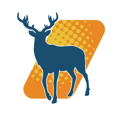 Güzel boynuzları olan vahşi bir geyik ormanının silueti.. 