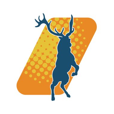 Güzel boynuzları olan vahşi bir geyik ormanının silueti.. 