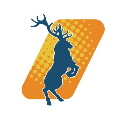 Güzel boynuzları olan vahşi bir geyik ormanının silueti.. 