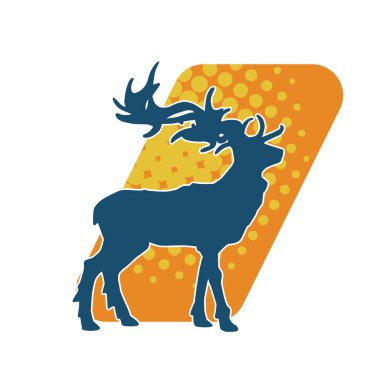 Güzel boynuzları olan vahşi bir geyik ormanının silueti.. 