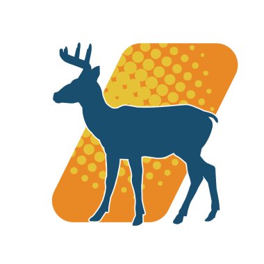 Güzel boynuzları olan vahşi bir geyik ormanının silueti.. 