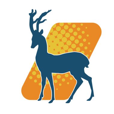 Güzel boynuzları olan vahşi bir geyik ormanının silueti.. 