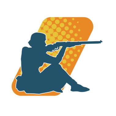 Kadın bir tetikçinin silüeti tüfek silahını doğrultuyor. Uzun namlulu ateşli silahla ateş eden bir kadın dövüşçünün silüeti..