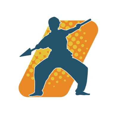 Bir kadın dövüş sanatları dövüşçüsü silueti mızrakla poz veriyor..