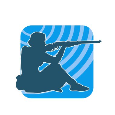 Kadın bir tetikçinin silüeti tüfek silahını doğrultuyor. Uzun namlulu ateşli silahla ateş eden bir kadın dövüşçünün silüeti..