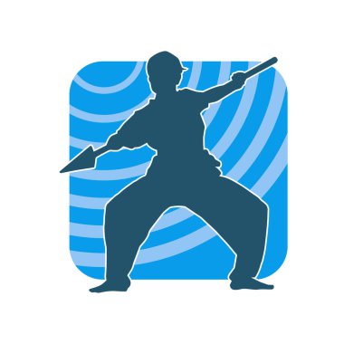 Bir kadın dövüş sanatları dövüşçüsü silueti mızrakla poz veriyor..