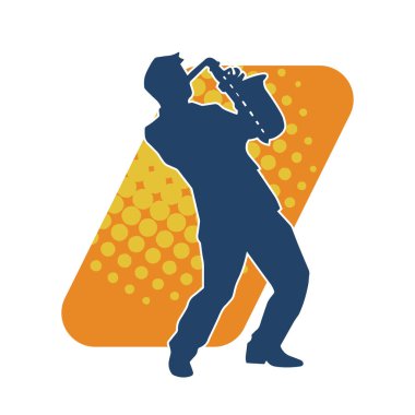 Saksafon çalan bir müzisyenin silueti.. 