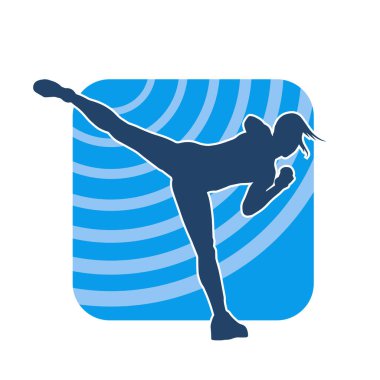 Tekmeleyen bir kadının silueti. Hareket halindeki bir kadın dövüş sanatının silüeti..