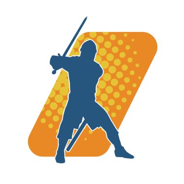 Savaş zırhı giymiş bir erkek savaşçının silueti. Kılıç ile poz veriyor..