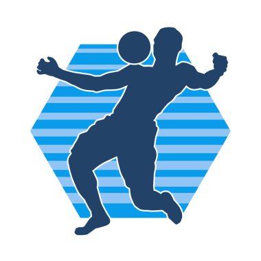 Top oynayan kaslı bir adamın silueti. Top oynayan atletik vücutlu bir erkeğin silueti..