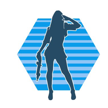 Seksi, zayıf bir kadın savaşçının silueti. Poz verirken pompalı tüfek taşıyor..