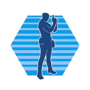 Kurşungeçirmez yelek giyen ve tabanca taşıyan bir kadın özel kuvvet polisinin silüeti..