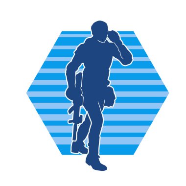 Kurşungeçirmez yelek giyen ve makineli tüfek taşıyan bir kadın özel kuvvet polisinin silueti..