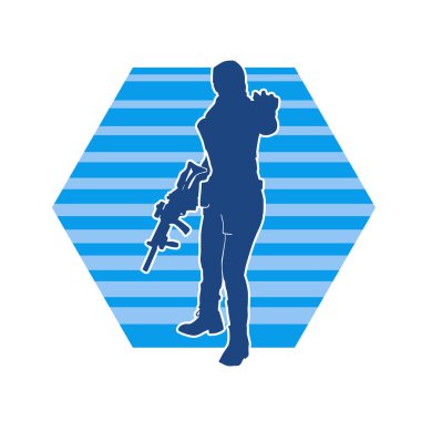 Kurşungeçirmez yelek giyen ve makineli tüfek taşıyan bir kadın özel kuvvet polisinin silueti..