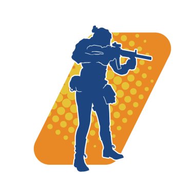 Kurşungeçirmez yelek giyen ve makineli tüfek taşıyan bir kadın özel kuvvet polisinin silueti..