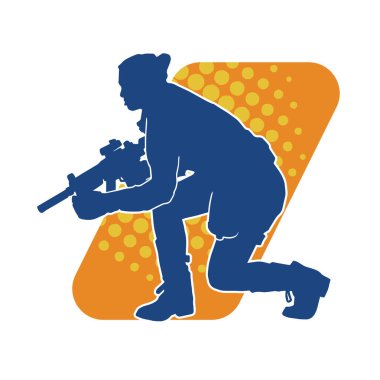 Kurşungeçirmez yelek giyen ve makineli tüfek taşıyan bir kadın özel kuvvet polisinin silueti..