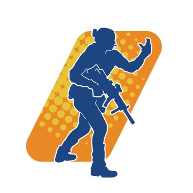 Kurşungeçirmez yelek giyen ve makineli tüfek taşıyan bir kadın özel kuvvet polisinin silueti..