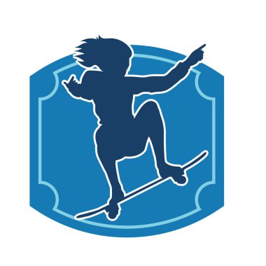 Hareket halindeki bir kadın silueti kaykay üzerinde poz veriyor. Kaykaylı şehirli bir kızın silueti..