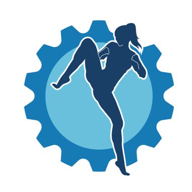 Dövüş sanatları tekmesi atan bir kadının silueti. Sportif bir kadının silueti tekme hareketi yapıyor..
