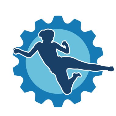 Dövüş sanatları tekmesi atan bir kadının silueti. Sportif bir kadının silueti tekme hareketi yapıyor..