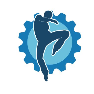 Doğu dövüş sanatı pozu veren bir adamın silueti. Dövüş sanatlarında bir erkeğin silueti..