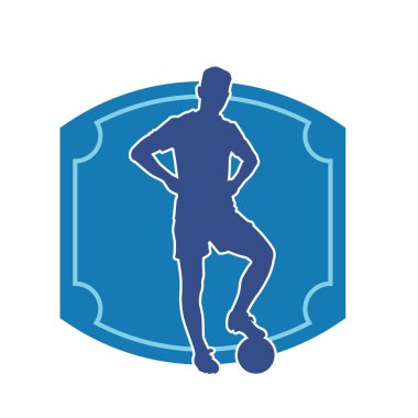 Futbol oynayan bir adamın silüeti. Hareket halindeki bir futbolcunun silueti.