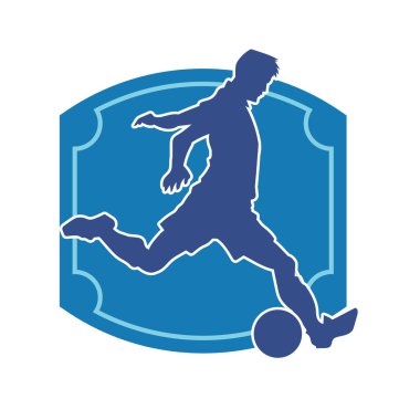 Futbol oynayan bir adamın silüeti. Hareket halindeki bir futbolcunun silueti.