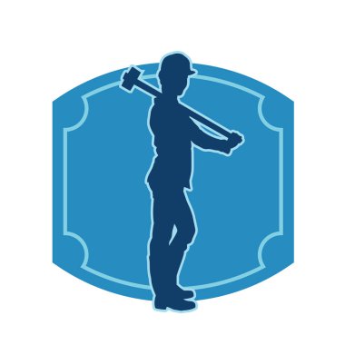 Çalışan bir işçinin silueti balyoz aletini kullanarak hareket halinde poz verir.