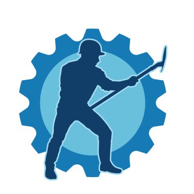 Kürek taşıyan bir işçinin silüeti. Bir işçinin hareket halindeki silueti kürek aracı kullanarak poz verir.