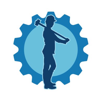 Çalışan bir işçinin silueti balyoz aletini kullanarak hareket halinde poz verir.