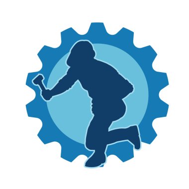 Çekiç aleti taşıyan bir işçinin silüeti. Hareket halindeki bir işçinin silueti çekiç aleti ile poz verir.