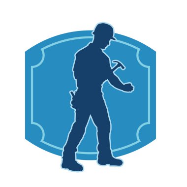 Çekiç aleti taşıyan bir işçinin silüeti. Hareket halindeki bir işçinin silueti çekiç aleti ile poz verir.