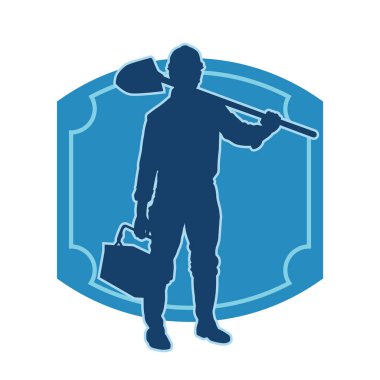 Kürek taşıyan bir işçinin silüeti. Bir işçinin hareket halindeki silueti kürek aracı kullanarak poz verir.