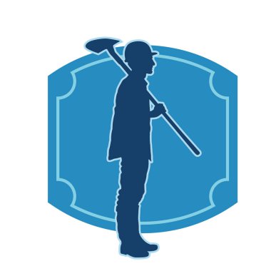 Kürek taşıyan bir işçinin silüeti. Bir işçinin hareket halindeki silueti kürek aracı kullanarak poz verir.