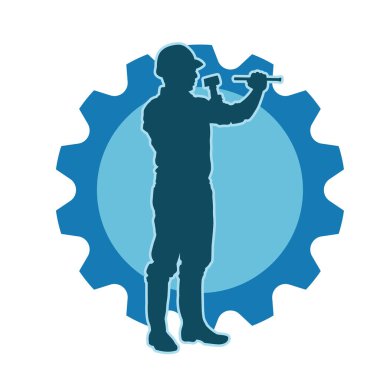 Çekiç aleti taşıyan bir işçinin silüeti. Hareket halindeki bir işçinin silueti çekiç aleti ile poz verir.