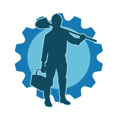 Kürek taşıyan bir işçinin silüeti. Bir işçinin hareket halindeki silueti kürek aracı kullanarak poz verir.