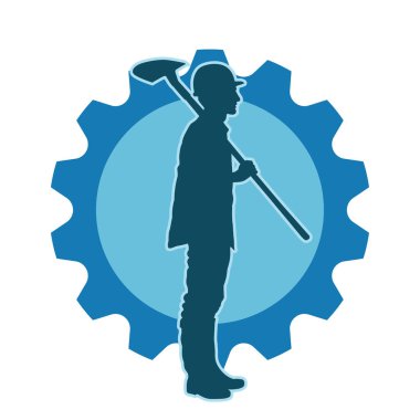 Kürek taşıyan bir işçinin silüeti. Bir işçinin hareket halindeki silueti kürek aracı kullanarak poz verir.