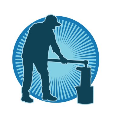 Geniş baltayla odun kıran bir erkeğin silueti. Bir ahşap işçisinin silueti.