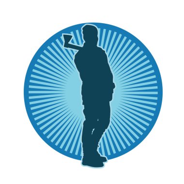 Bir erkek oduncunun silueti elinde baltayla ayakta duruyor..