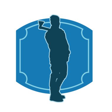 Bir erkek oduncunun silueti elinde baltayla ayakta duruyor..