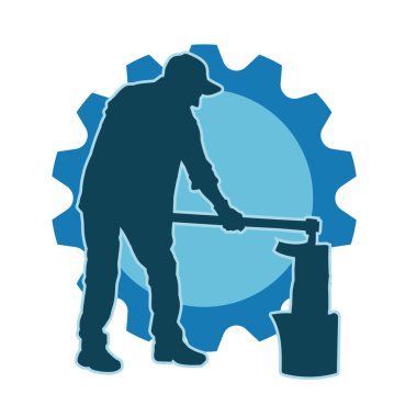 Geniş baltayla odun kıran bir erkeğin silueti. Bir ahşap işçisinin silueti.